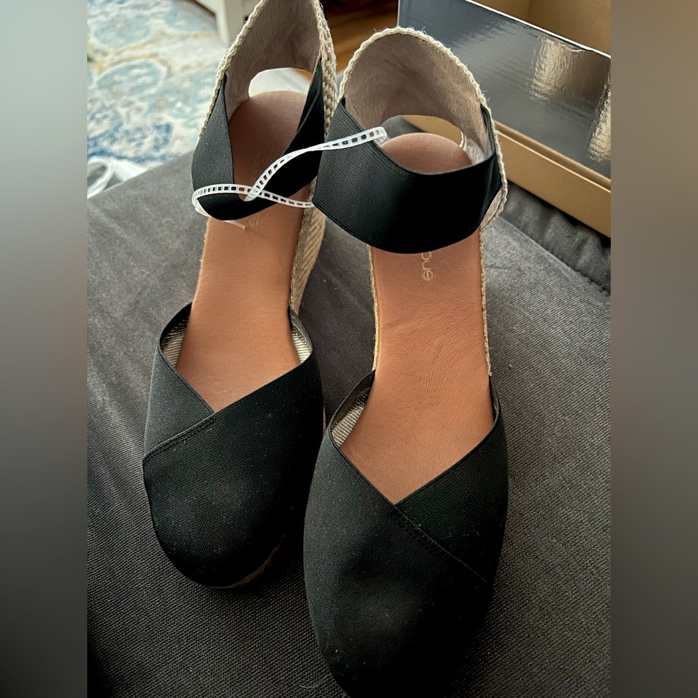 Andre Assous Anouka Black Wedges Women’s Size 11